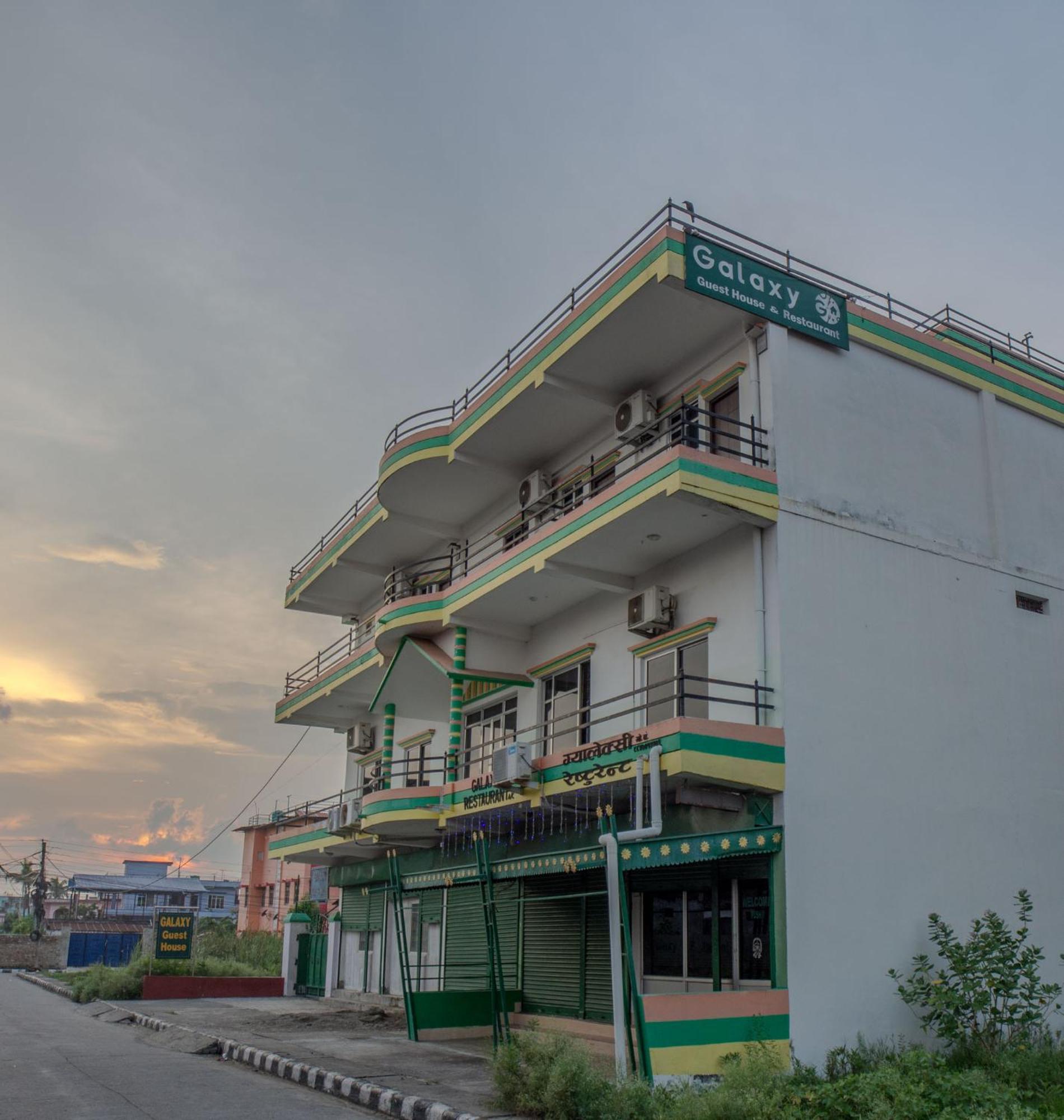 Galaxy Guest House Bhairāhawā Esterno foto