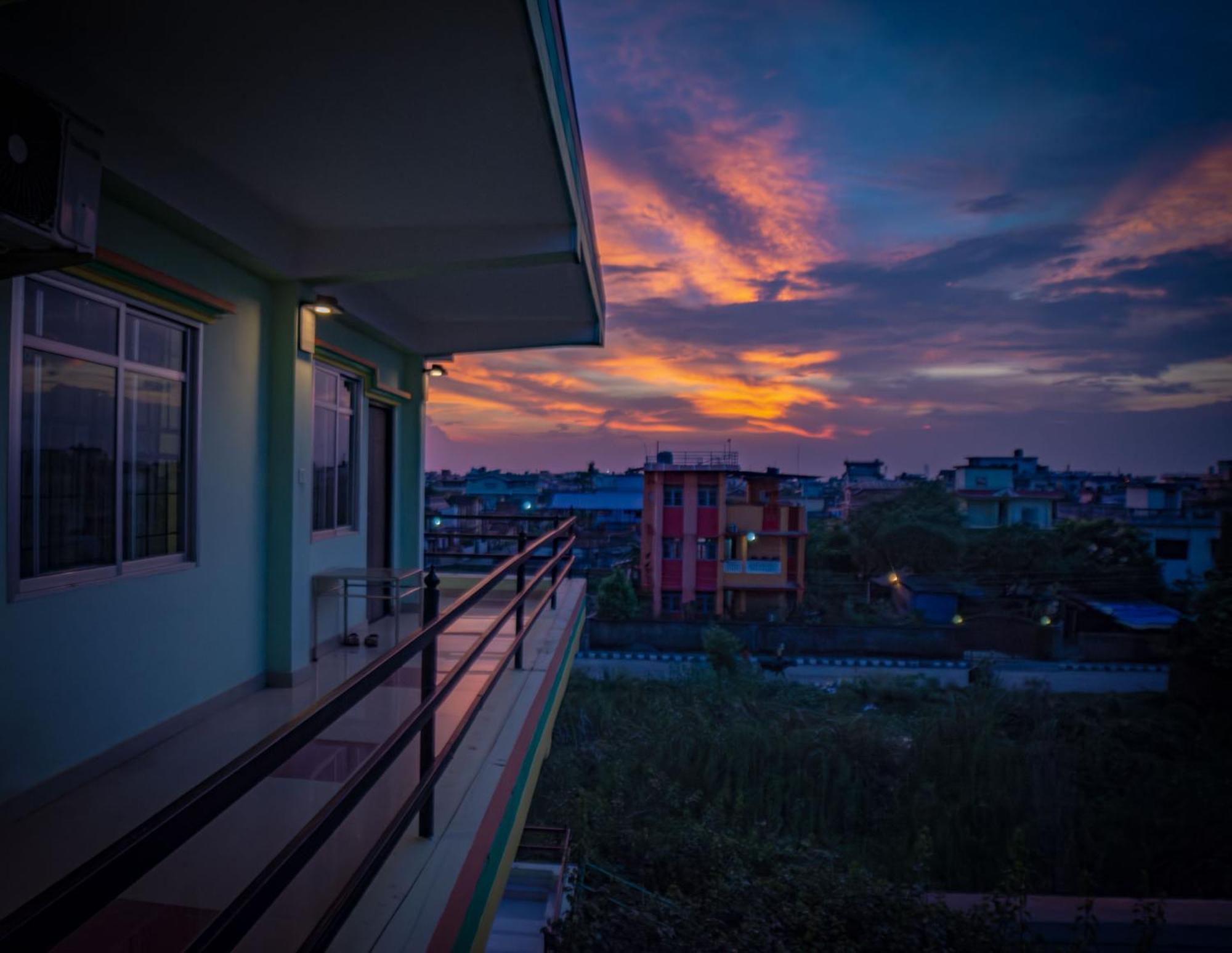 Galaxy Guest House Bhairāhawā Esterno foto